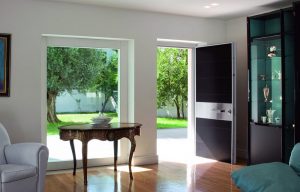 Porte blindate. Porta d'ingresso con cerniere a scomparsa a filo muro interno. Azienda Oikos