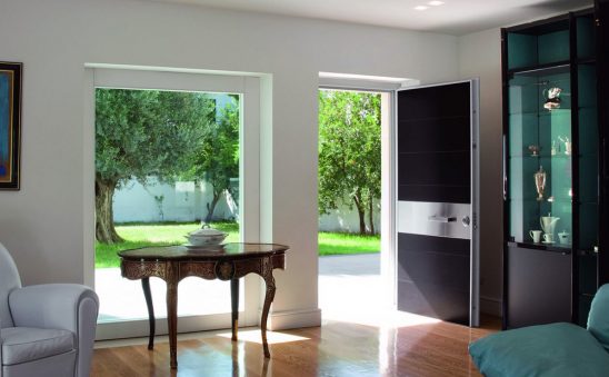 Porte blindate. Porta d'ingresso con cerniere a scomparsa a filo muro interno. Azienda Oikos