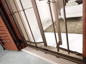 Grate di sicurezza. Grata porta finestra, dettaglio snodo. Combi, Inferriata modello Perfekta.
