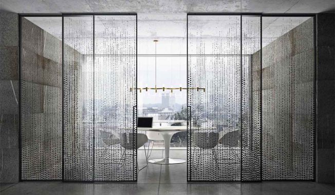 Pareti divisorie. Porta per interni Manhattan Scorrevole Glitter in vetro, modello con ante scorrevoli. Azienda Henry Glass