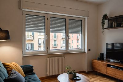 Interno di una stanza con avvolgibili di sicurezza parzialmente chiusi
