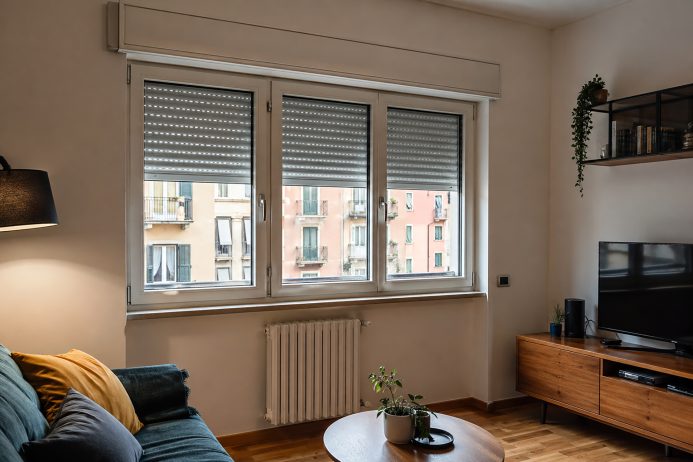 Interno di una stanza con avvolgibili di sicurezza parzialmente chiusi