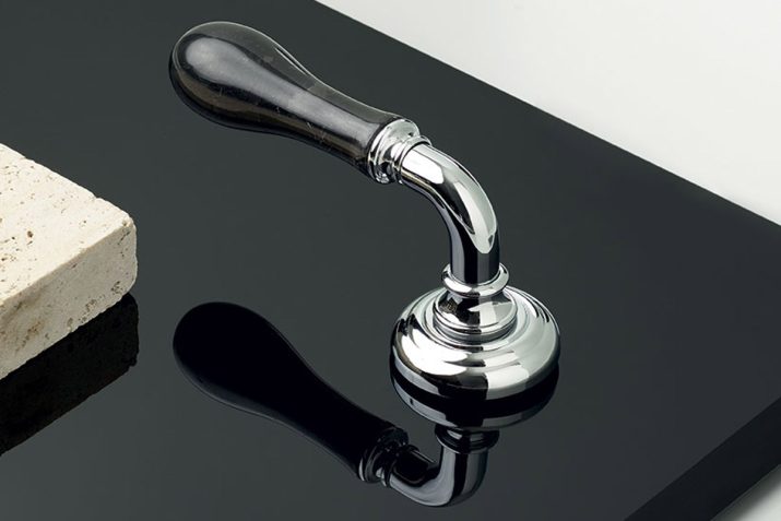 Maniglia Atelier. Modello Naxos, Classic Collection con impugnatura in marmo. Mandelli 1953. Atelier Mandelli 1953.