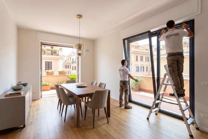 Installazione di nuovi infissi in un'appartamento con terrazza