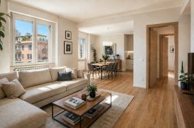 Soggiorno moderno con parquet, infissi e porte coordinate