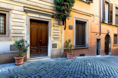 Edificio con grate di sicurezza sulle finestre in una strada del centro di Roma