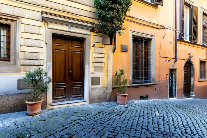 Edificio con grate di sicurezza sulle finestre in una strada del centro di Roma