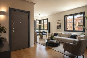 Elegante interno con porta blindata e serramenti coordinati