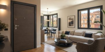 Elegante interno con porta blindata e serramenti coordinati