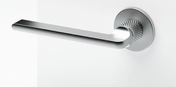 Maniglie per porte interne. Maniglia Grinta con incisioni per Porta. Atelier Mandelli1953