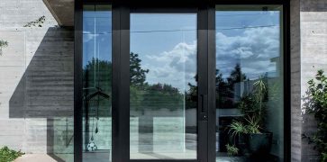 Nova, Porta di ingresso a bilico. Azienda Oikos S.p.A.