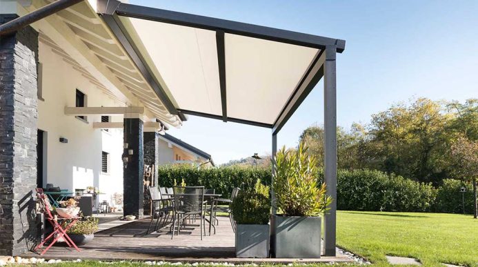 Pergolati. Pergola con Tessuto ad Arrotolamento. Massima Illuminazione. Azienda Keoutdoordesign S.r.l.