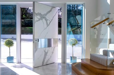 Porta Blindata a bilico verticale Synua, Azienda Oikos Venezia S.r.l.