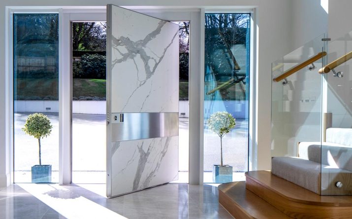 Porta Blindata a bilico verticale Synua, Azienda Oikos Venezia S.r.l.