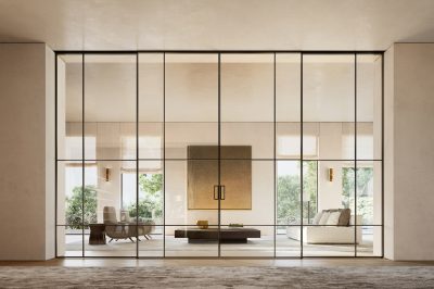 Porta scorrevole in vetro Collezione Manhattan con profilo perimetrale sottile e guida integrata. Design Nicola Gallizia