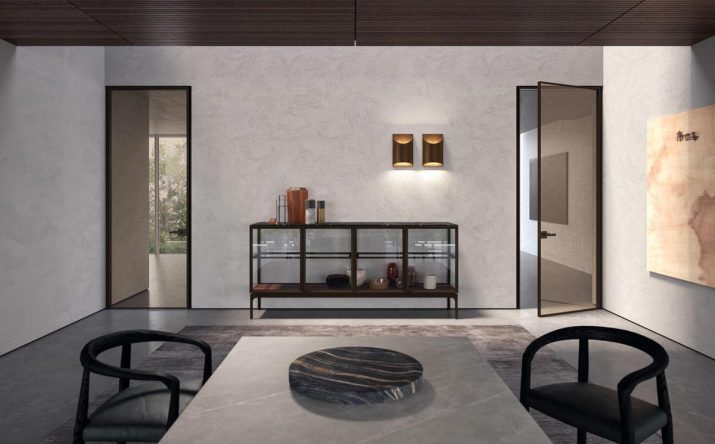 Porte stile minimal. Porta a battente, vetro trasparente, decoro Royal, finitura moka. Azienda Henry Glass S.r.l.