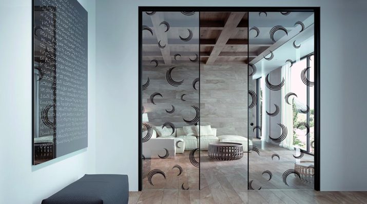 Porte a scrigno. Porta a scrigno scorrevole in vetro trasparente extralight, decoro Aria effetto ardesia e stipite Isy nero. Azienda Henry Glass S.r.l.