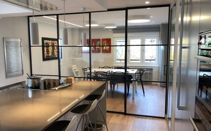 Divisorio con ante fisse. Vetro trasparente extrachiaro. Finitura total black. Collezione Factory dell'Azienda Foa Porte S.r.l.