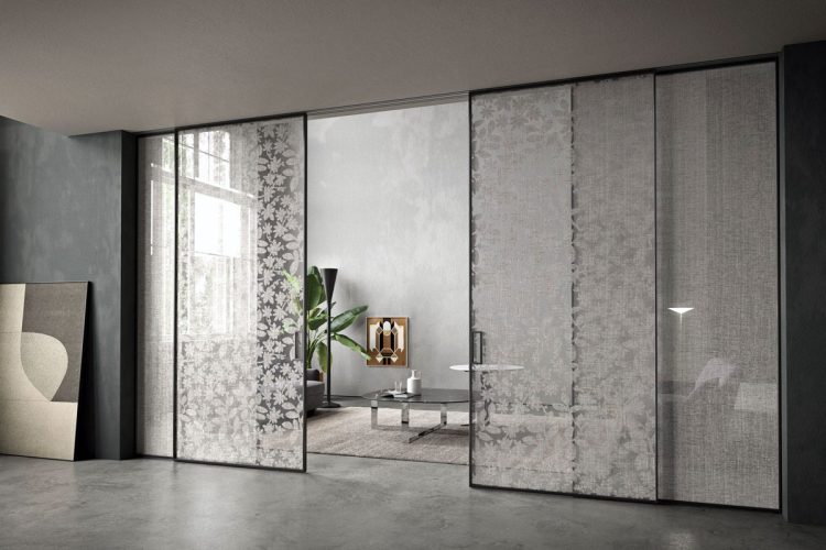 Porte interne. Modello Manhattan scorrevole Arabesco Lino. Henry Glass S.r.l.