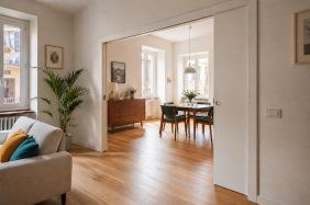 Interno casa con porta scorrevole e arredamento moderno
