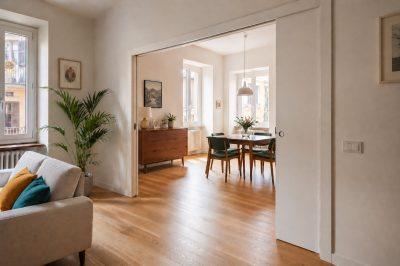Interno casa con porta scorrevole e arredamento moderno