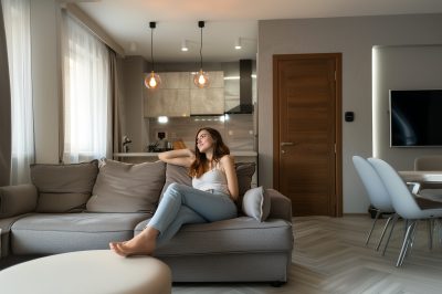 Donna seduta su un divano con una porta interna sullo sfondo