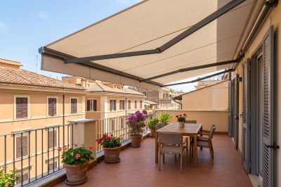 Terrazza con tenda da sole su un edificio residenziale