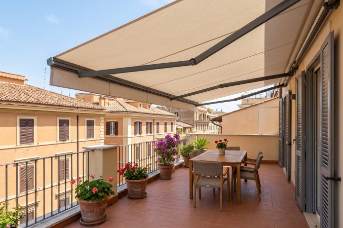 Terrazza con tenda da sole su un edificio residenziale