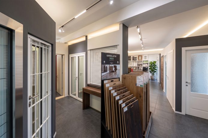 Showroom di Ambienti & Serramenti con esposizione di infissi e pavimenti