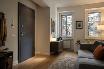 Interno di casa con porta blindata e finestre con grate di sicurezza.