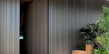 Synua, Porta blindata con cerniere a bilico. Azienda Oikos Venezia S.r.l.