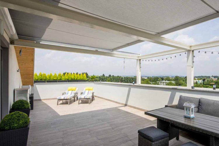 Tende per terrazzo a guide laterali. BT Group S.r.l.