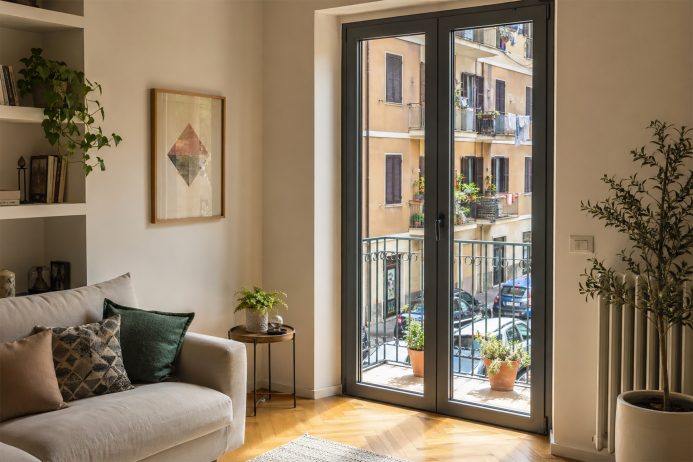 Interno di casa con portafinestra dotata di vetri antisfondamento.